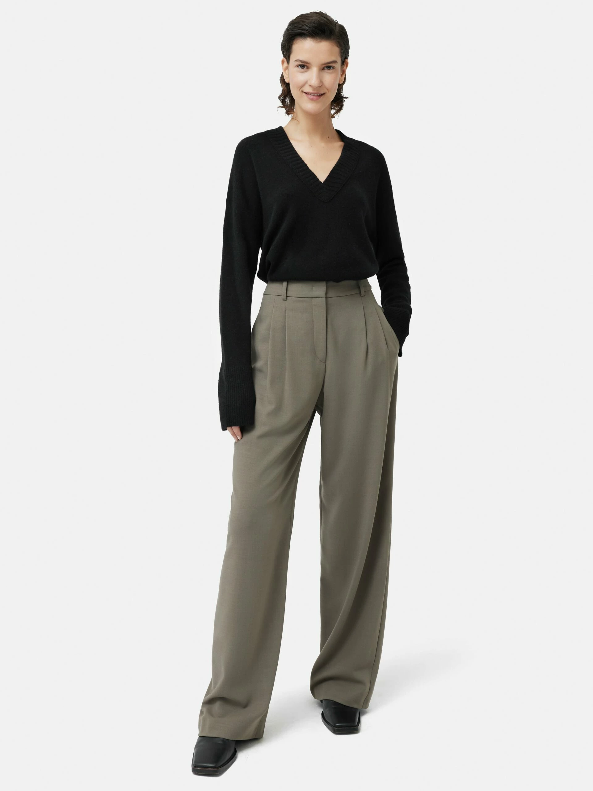 Cloud Cashmere V Neck Jumper | Black 4 Cloud Cashmere V Neck Jumper | Black - Image 4