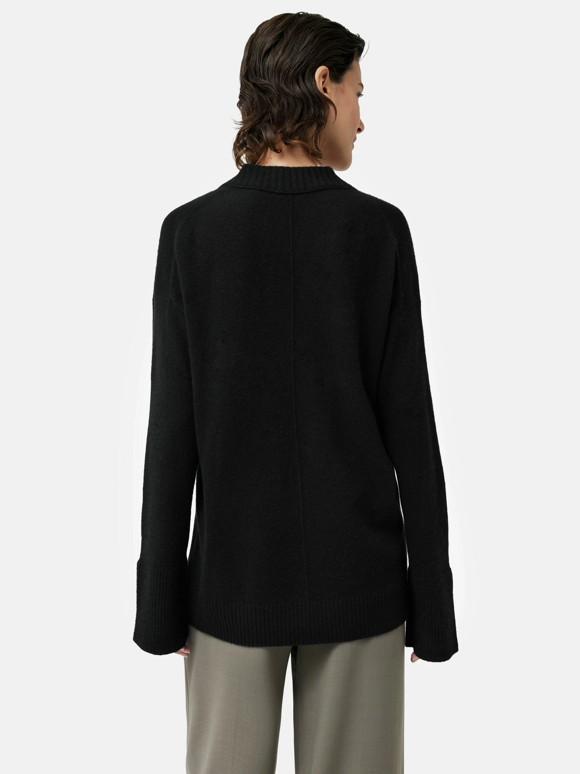 Cloud Cashmere V Neck Jumper | Black 6 Cloud Cashmere V Neck Jumper | Black - Image 6